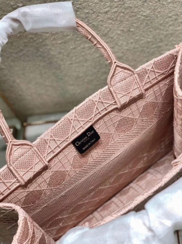 Contrefaçon Sac Dior Book Tote Medium en toile brodée Cannage rose – Image 6