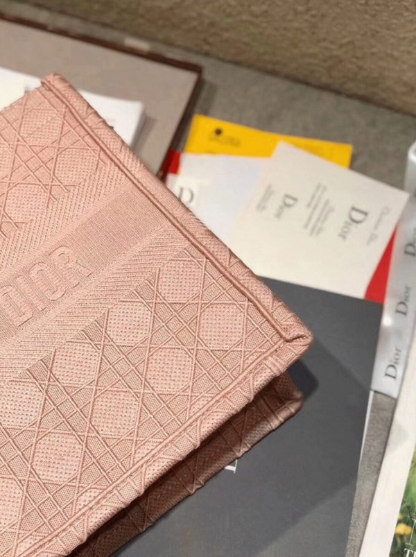 Contrefaçon Sac Dior Book Tote Medium en toile brodée Cannage rose – Image 5
