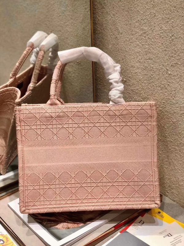 Contrefaçon Sac Dior Book Tote Medium en toile brodée Cannage rose – Image 4