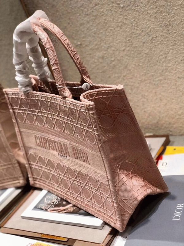 Contrefaçon Sac Dior Book Tote Medium en toile brodée Cannage rose – Image 3