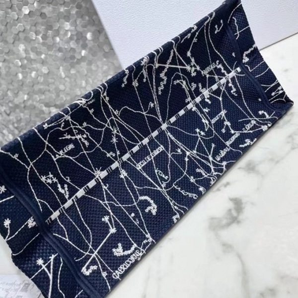 Imitation Sac Dior Book Tote Medium en broderie Constellation bleue – Image 7
