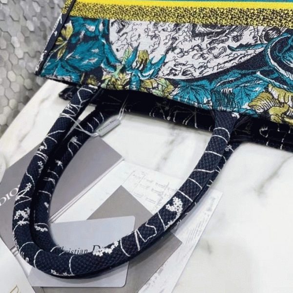 Imitation Sac Dior Book Tote Medium en broderie Constellation bleue – Image 5