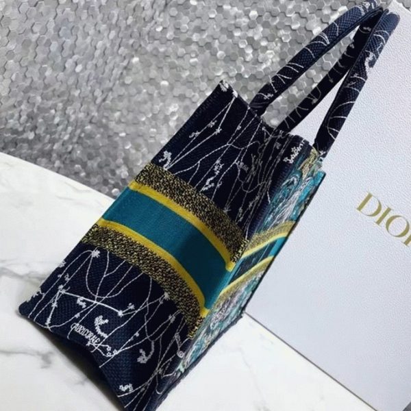 Imitation Sac Dior Book Tote Medium en broderie Constellation bleue – Image 4