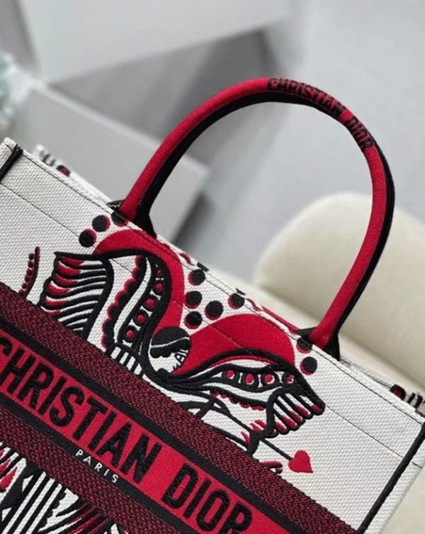 Fausse Sac Dior Book Tote Medium en broderie Cupidon latte multicolore – Image 4