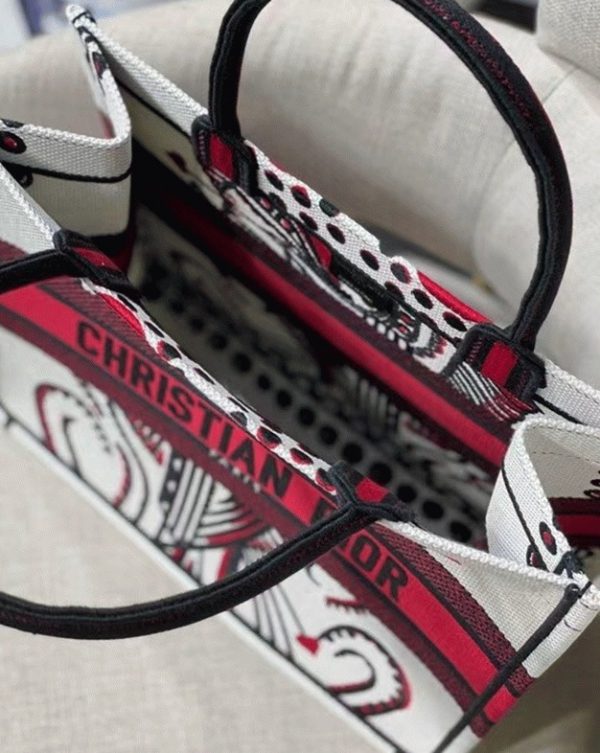 Fausse Sac Dior Book Tote Medium en broderie Cupidon latte multicolore – Image 3