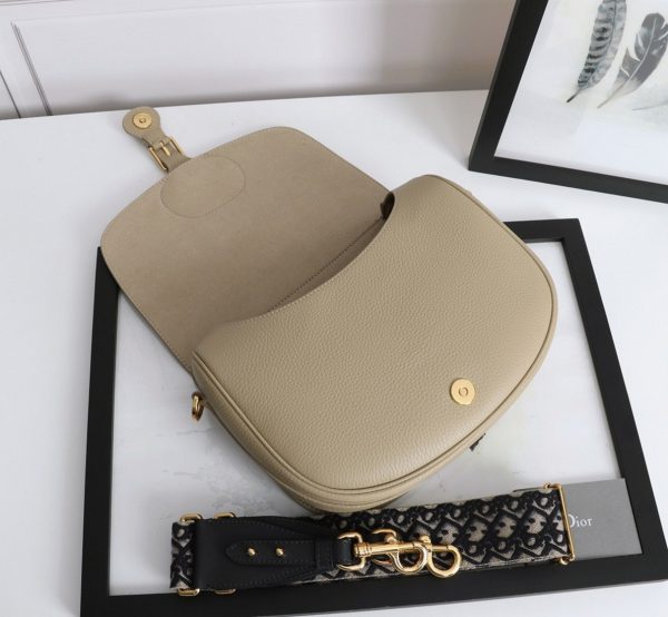 Contrefaçon Grand Sac Dior Bobby en beige – Image 10