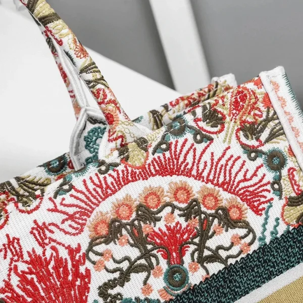 Réplique Sac Dior Book Tote Medium en broderie "Heart Lights" – Image 7