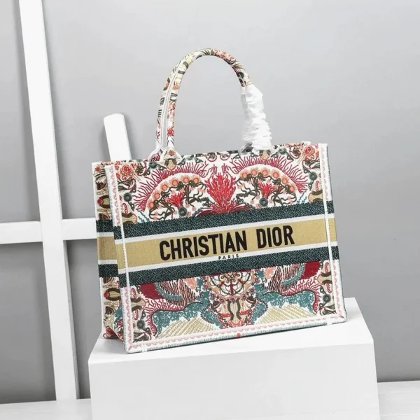 Réplique Sac Dior Book Tote Medium en broderie "Heart Lights" – Image 6