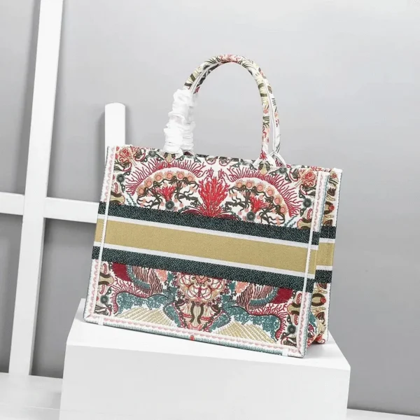 Réplique Sac Dior Book Tote Medium en broderie "Heart Lights" – Image 5
