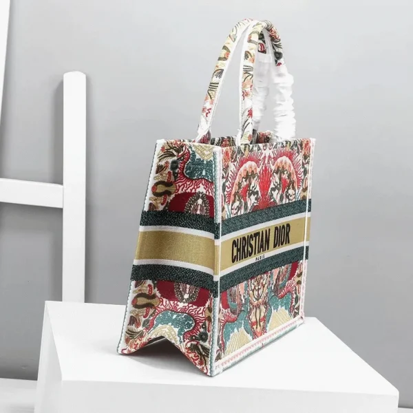 Réplique Sac Dior Book Tote Medium en broderie "Heart Lights" – Image 4
