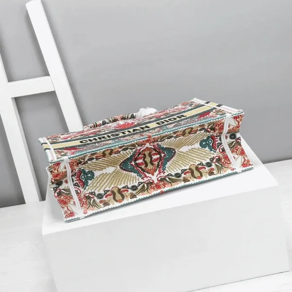 Réplique Sac Dior Book Tote Medium en broderie "Heart Lights" – Image 2