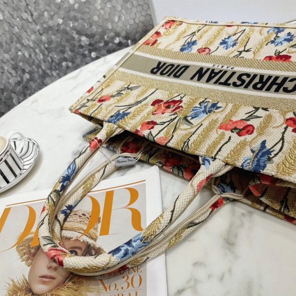 Fausse Sac Dior Book Tote Medium en broderie métallique Hibiscus – Image 5