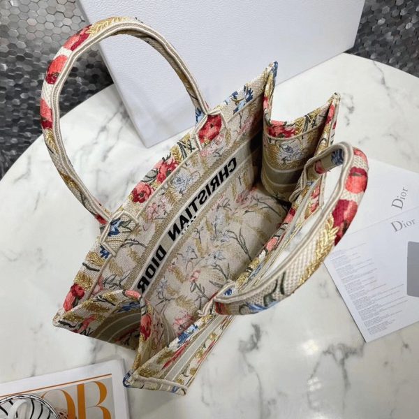Fausse Sac Dior Book Tote Medium en broderie métallique Hibiscus – Image 2