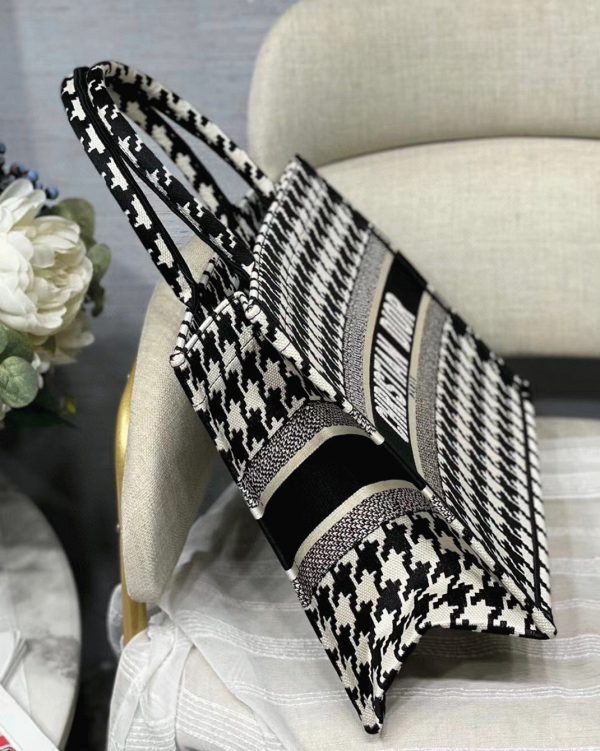 Réplique Sac Dior Book Tote Medium en broderie Pied-de-poule noir – Image 2