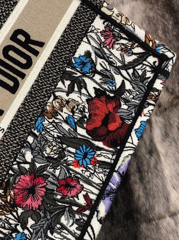 Imitation Sac Dior Book Tote Medium en broderie Mille Fleurs multicolore – Image 9