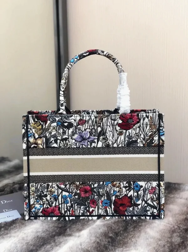 Imitation Sac Dior Book Tote Medium en broderie Mille Fleurs multicolore – Image 7