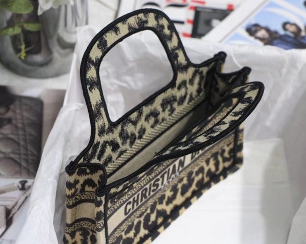 Contrefaçon Mini Sac Dior Book Tote en beige multicolore brodé Mizza – Image 8
