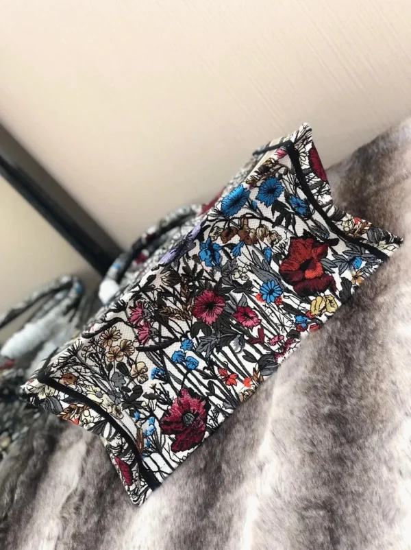 Imitation Sac Dior Book Tote Medium en broderie Mille Fleurs multicolore – Image 6