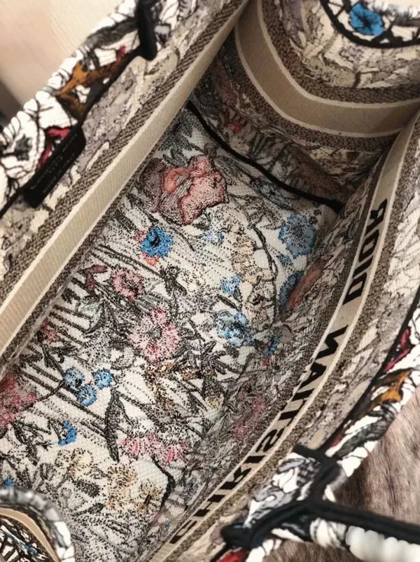 Imitation Sac Dior Book Tote Medium en broderie Mille Fleurs multicolore – Image 5