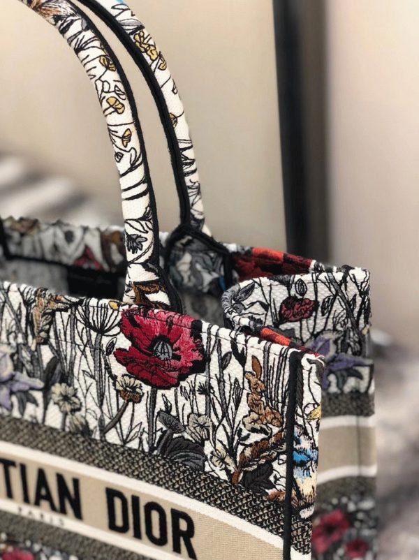 Imitation Sac Dior Book Tote Medium en broderie Mille Fleurs multicolore – Image 4