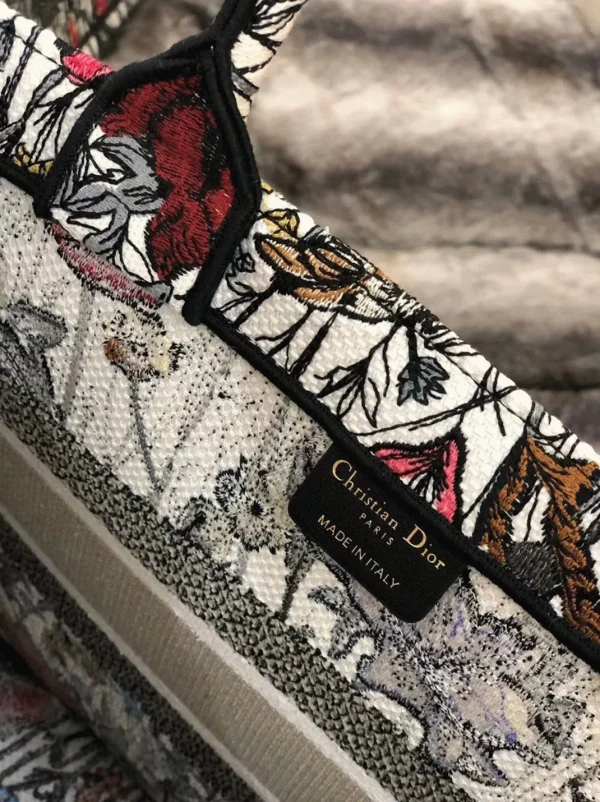 Imitation Sac Dior Book Tote Medium en broderie Mille Fleurs multicolore – Image 3