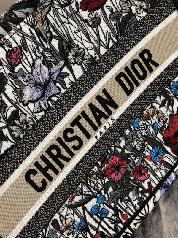 Imitation Sac Dior Book Tote Medium en broderie Mille Fleurs multicolore – Image 2