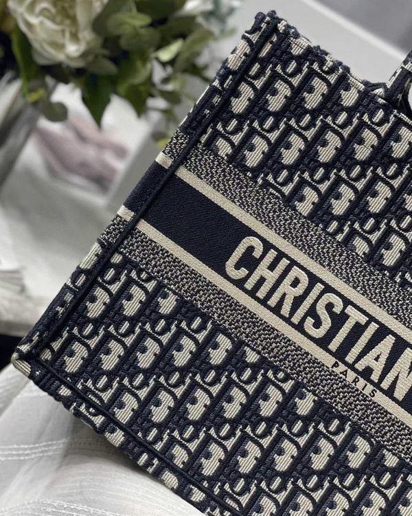 Réplique Sac Dior Book Tote Medium en broderie Oblique bleue – Image 10