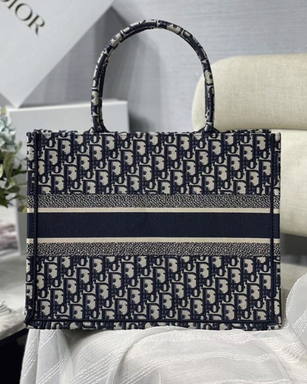 Réplique Sac Dior Book Tote Medium en broderie Oblique bleue – Image 9