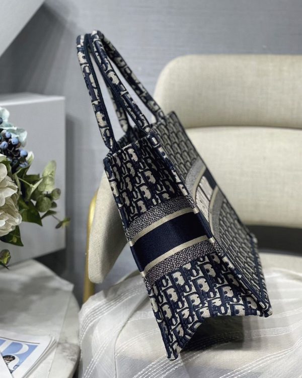Réplique Sac Dior Book Tote Medium en broderie Oblique bleue – Image 8