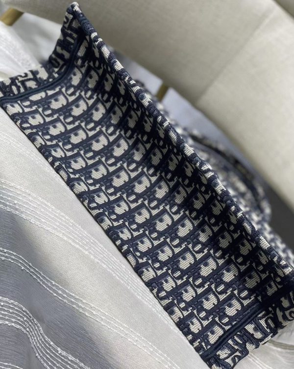 Réplique Sac Dior Book Tote Medium en broderie Oblique bleue – Image 7