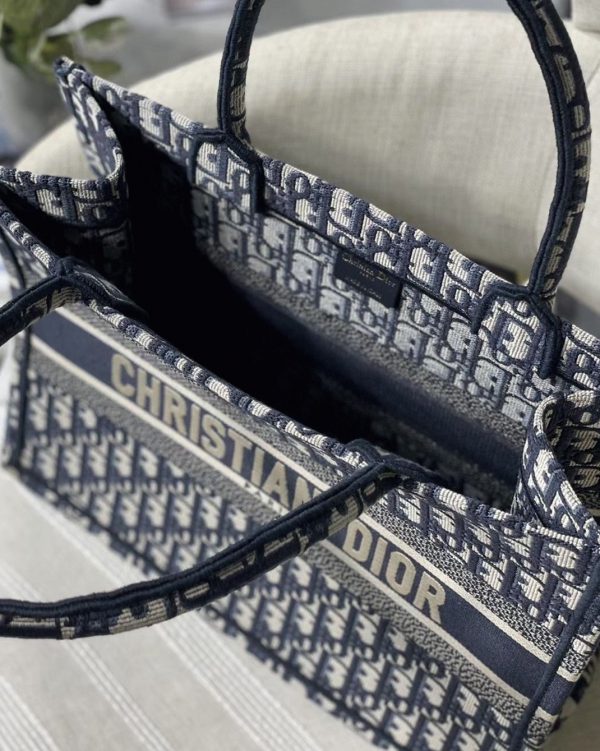 Réplique Sac Dior Book Tote Medium en broderie Oblique bleue – Image 6