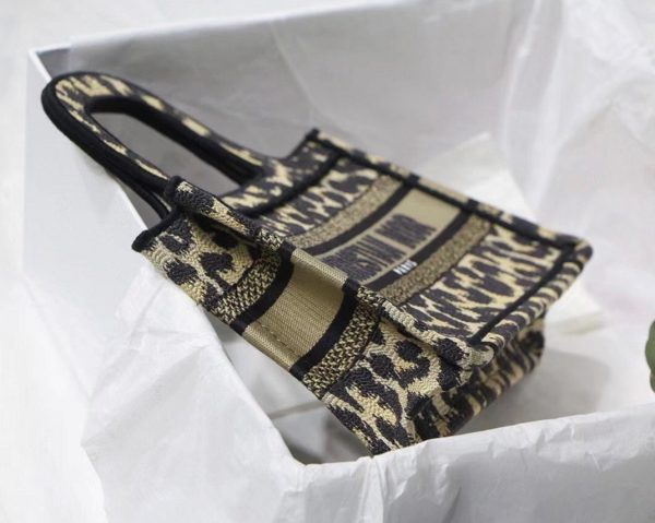 Contrefaçon Mini Sac Dior Book Tote en beige multicolore brodé Mizza – Image 7