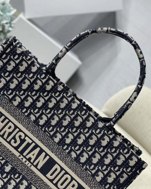 Réplique Sac Dior Book Tote Medium en broderie Oblique bleue – Image 5
