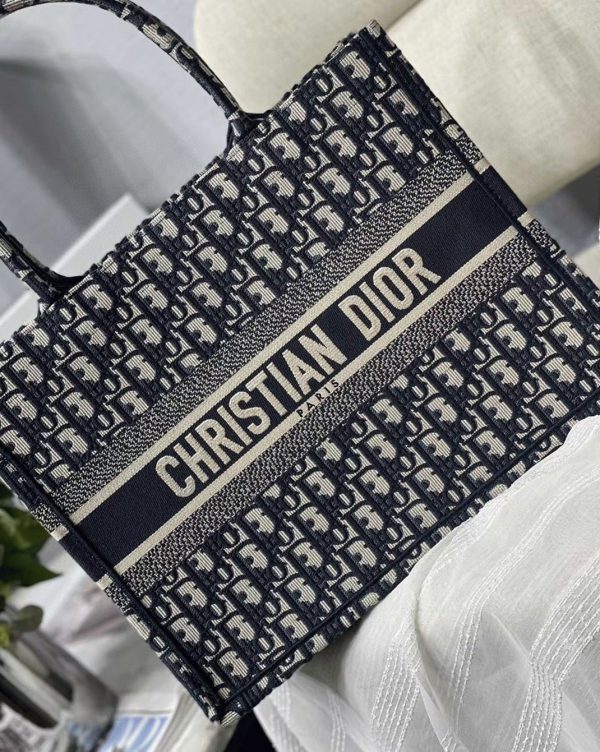 Réplique Sac Dior Book Tote Medium en broderie Oblique bleue – Image 4