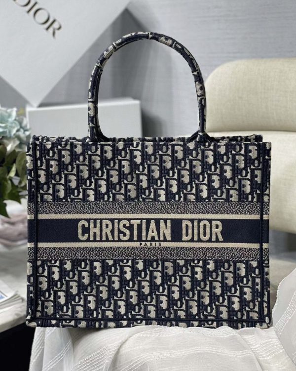 Réplique Sac Dior Book Tote Medium en broderie Oblique bleue – Image 2