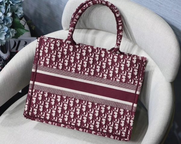 Fausse Sac Dior Book Tote Medium en broderie Oblique bordeaux – Image 8