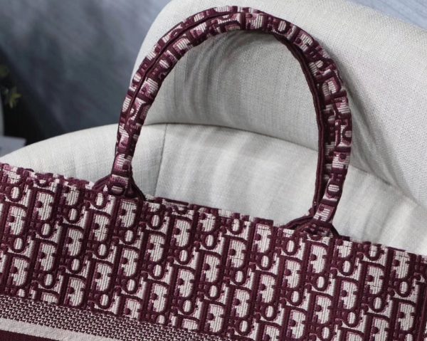 Fausse Sac Dior Book Tote Medium en broderie Oblique bordeaux – Image 3