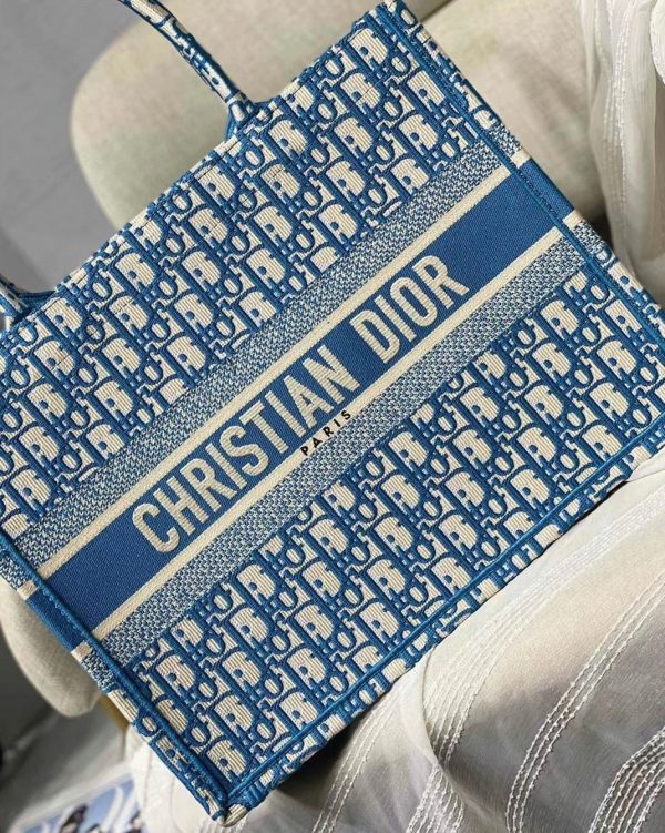 Contrefaçon Sac Dior Book Tote Medium en broderie Oblique bleue – Image 4