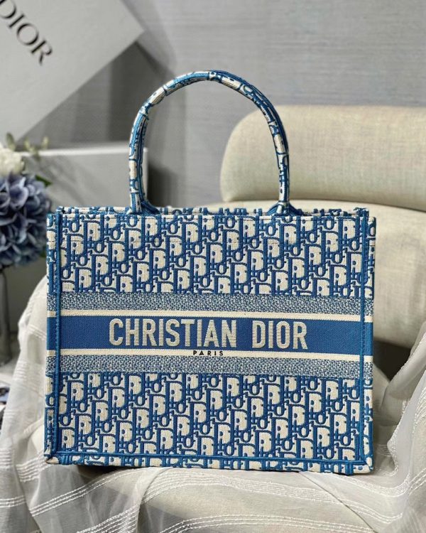 Contrefaçon Sac Dior Book Tote Medium en broderie Oblique bleue