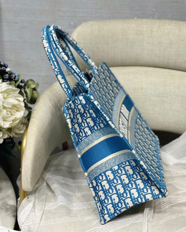 Contrefaçon Sac Dior Book Tote Medium en broderie Oblique bleue – Image 3
