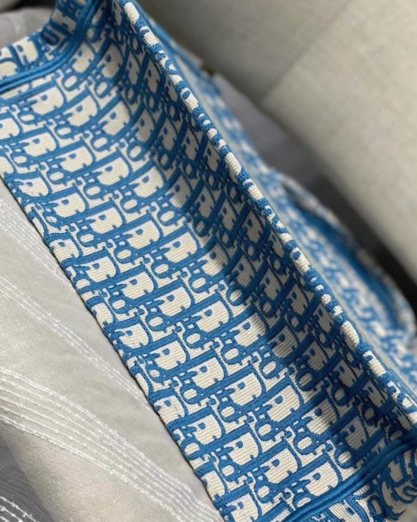 Contrefaçon Sac Dior Book Tote Medium en broderie Oblique bleue – Image 2