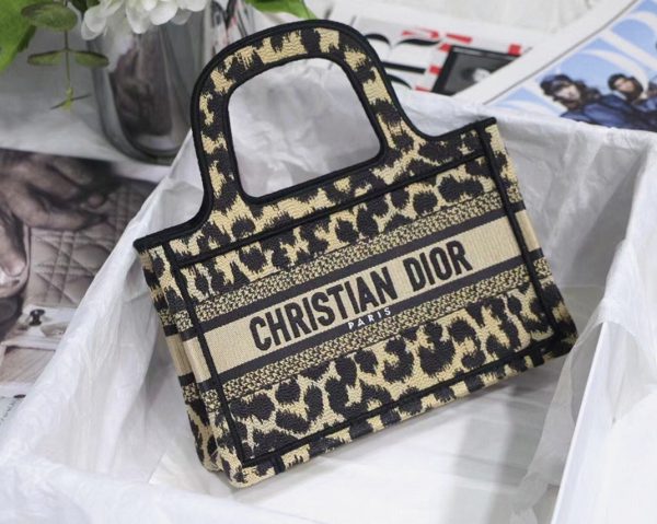 Contrefaçon Mini Sac Dior Book Tote en beige multicolore brodé Mizza – Image 6