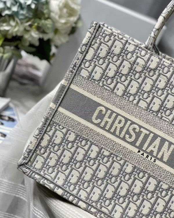 Faux Sac Dior Book Tote Medium en broderie Oblique grise – Image 5