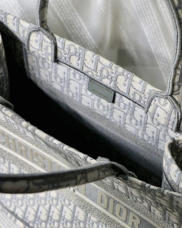 Faux Sac Dior Book Tote Medium en broderie Oblique grise – Image 4