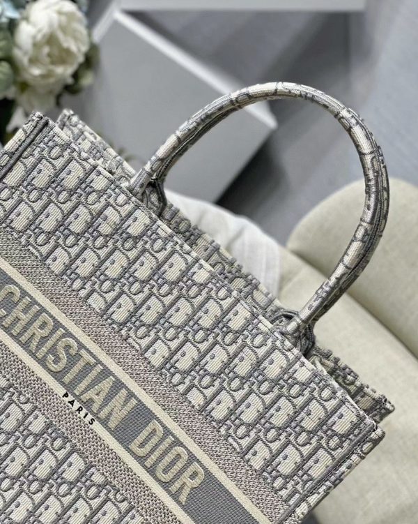 Faux Sac Dior Book Tote Medium en broderie Oblique grise – Image 3