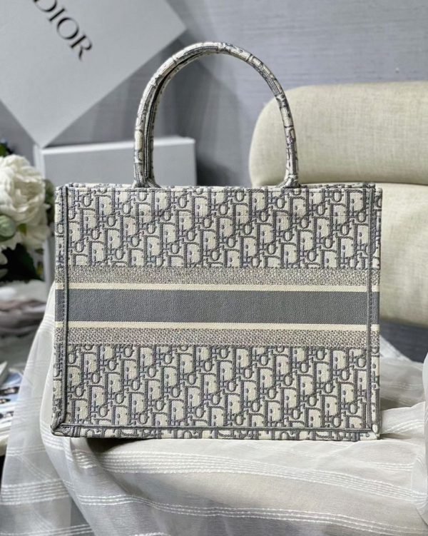 Faux Sac Dior Book Tote Medium en broderie Oblique grise – Image 2