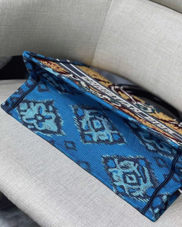 Réplique Sac Dior Book Tote Medium en broderie Paisley multicolore bleue – Image 7