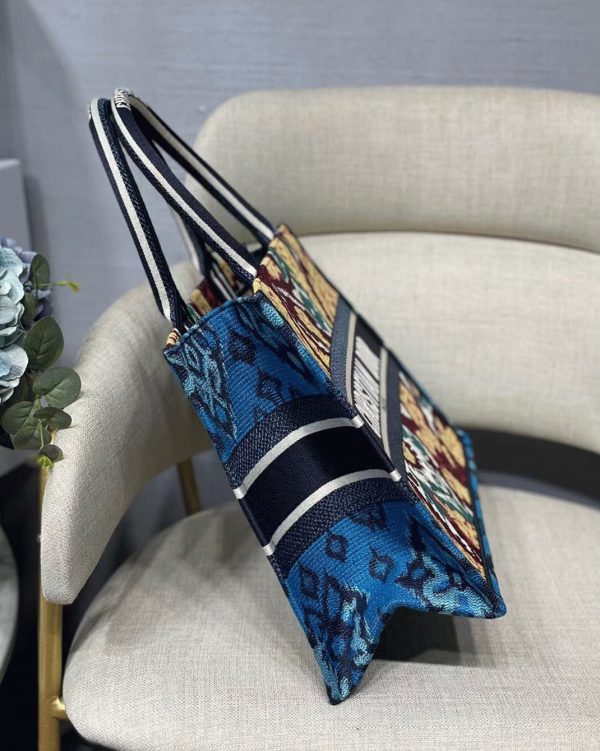 Réplique Sac Dior Book Tote Medium en broderie Paisley multicolore bleue – Image 4