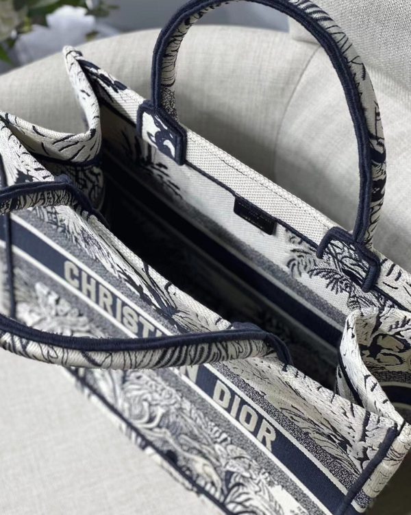 Fausse Sac Dior Book Tote Medium en broderie Palmiers Toile de Jouy bleue – Image 8