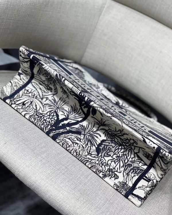 Fausse Sac Dior Book Tote Medium en broderie Palmiers Toile de Jouy bleue – Image 7